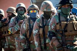 350 soldats sud-africains contraints à un voyage en bus sans armes à travers une zone de guerre en RDC article de nouvelle...