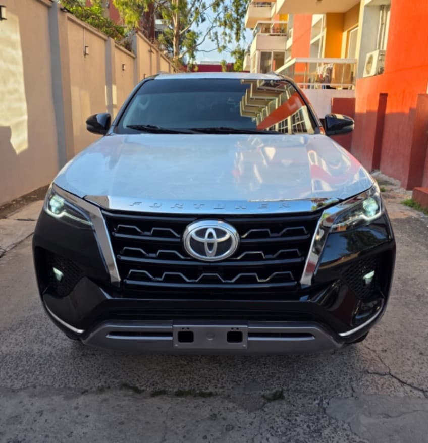 TOYOTA FORTUNER A VENDRE A KINSHASA à Kinshasa Petrol Toyota 0 Fortuner Automatic sale – Véhicule fiable disponible