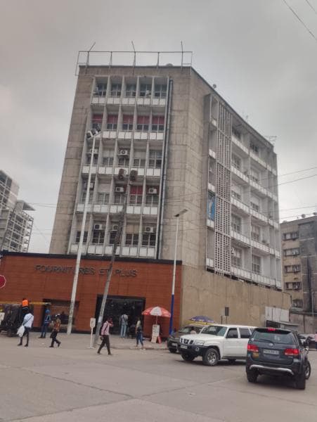 Immeuble R+5 de rapport sur Boulevard du 30 Juin - Gombe, Kinshasa in Kinshasa mediacongo 2435,4m² bâtie sur parcelle de 5...