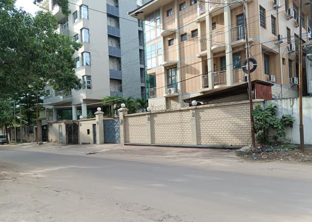 Vaste parcelle de 2 300 m² sur avenue asphaltée - Gombe, Kinshasa in Kinshasa mediacongo 2300m² https://www.mediacongo.net...