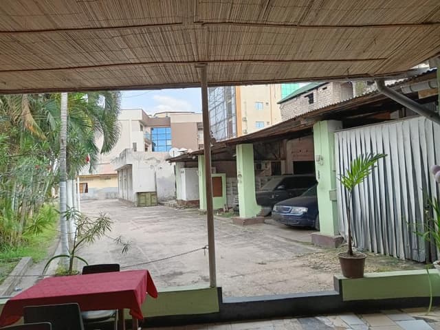 Vaste parcelle de 2 300 m² sur avenue asphaltée - Gombe, Kinshasa in Kinshasa mediacongo 2300m² https://www.mediacongo.net...