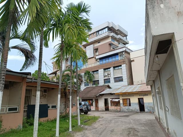 Vaste parcelle de 2 300 m² sur avenue asphaltée - Gombe, Kinshasa in Kinshasa mediacongo 2300m² https://www.mediacongo.net...
