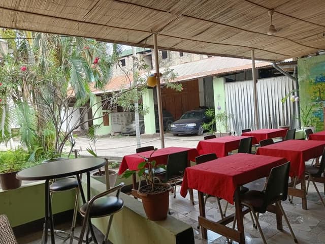 Vaste parcelle de 2 300 m² sur avenue asphaltée - Gombe, Kinshasa in Kinshasa mediacongo 2300m² https://www.mediacongo.net...