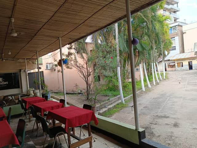 Vaste parcelle de 2 300 m² sur avenue asphaltée - Gombe, Kinshasa in Kinshasa mediacongo 2300m² https://www.mediacongo.net...