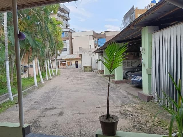 Vaste parcelle de 2 300 m² sur avenue asphaltée - Gombe, Kinshasa in Kinshasa mediacongo 2300m² https://www.mediacongo.net...