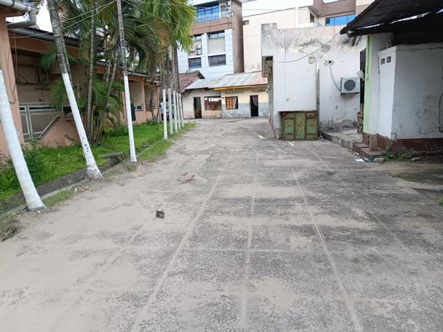 Vaste parcelle de 2 300 m² sur avenue asphaltée - Gombe, Kinshasa in Kinshasa mediacongo 2300m² https://www.mediacongo.net...