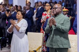 Félix Tshisekedi prie à l'Église pentecôtiste des Secouristes sur invitation de l'archevêque Ejiba article de nouvelles po...